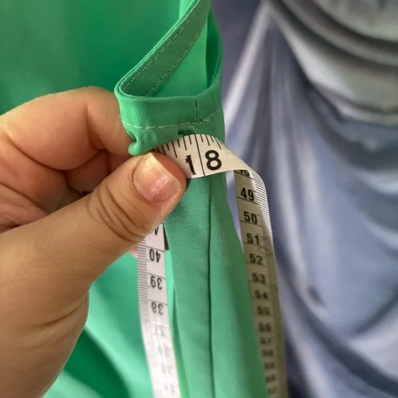 Everly green sleeveless blouse size small - Picture 6 of 7